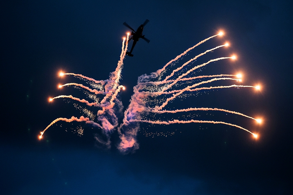 20150918_0986 1.JPG - Apache Solo Display met Apache AH-64D van de Koninklijke Luchtmacht uit Nederland.